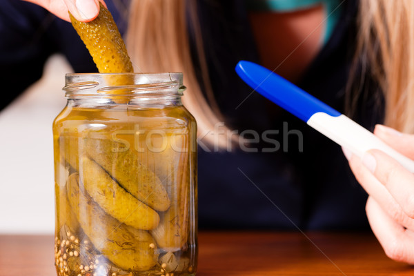 Terhes nő eszik savanyúság tart terhességi teszt kéz Stock fotó © Kzenon