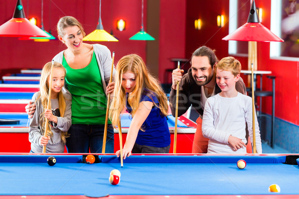 Familie spielen Pool Billard Spiel zusammen Stock foto © Kzenon