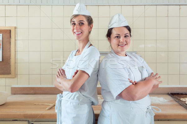 Zwei Bäcker Frauen stehen stolz Bäckerei Stock foto © Kzenon