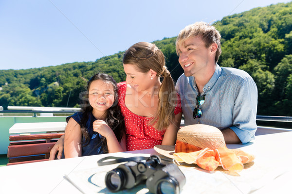 Stockfoto: Familie · vergadering · gelukkig · boot · rivier · cruise