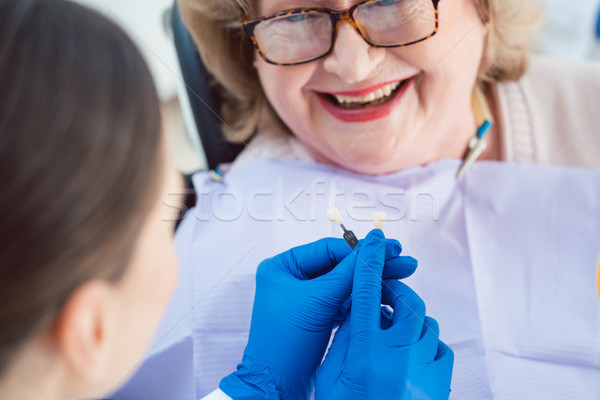 Dentist femeie dentar senior pacient Imagine de stoc © Kzenon