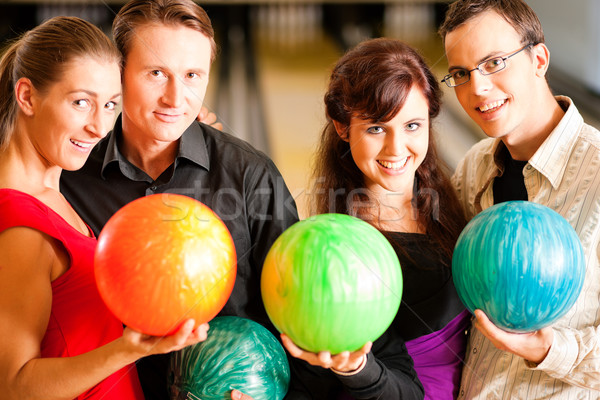 Prietenii bowling împreună grup patru Imagine de stoc © Kzenon