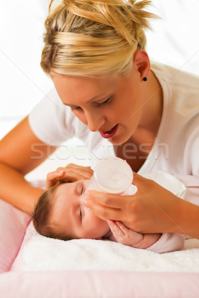 Anya etetés baba üveg nyugodt jelenet család Stock fotó © Kzenon