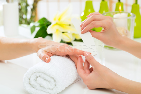 Vrouw manicure handen vrouwen schoonheid Stockfoto © Kzenon