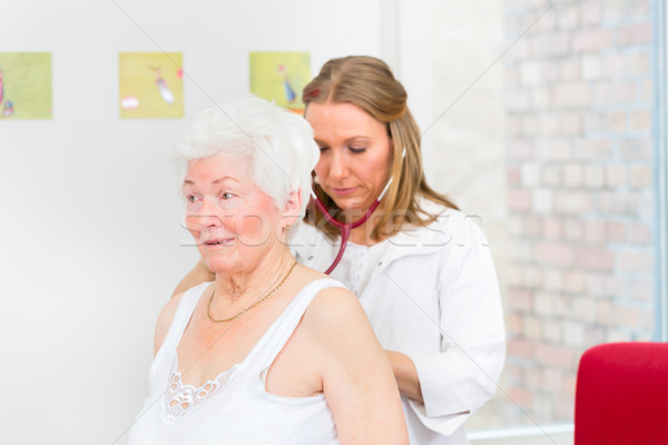 Arzt Senior Patienten Übung weiblichen Atem Stock foto © Kzenon
