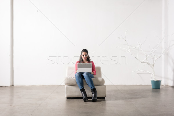 商業照片: 年輕 · 女 · 自由職業者 · 坐在 · 扶手椅 · 工作的