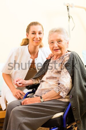 Jóvenes enfermera femenino altos asilo de ancianos presión arterial Foto stock © Kzenon