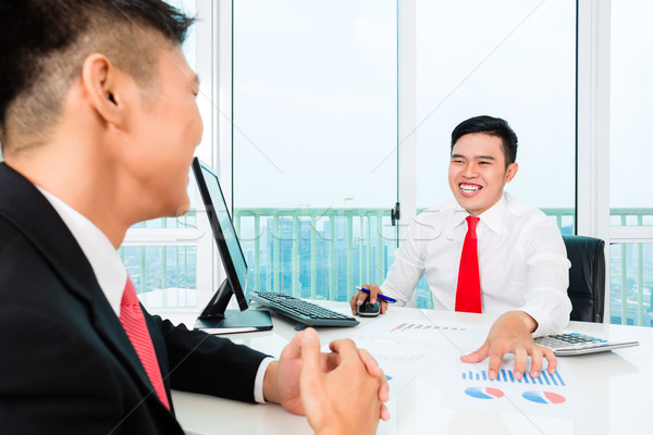 Asian bankier financiële investering aanbieden cliënt Stockfoto © Kzenon