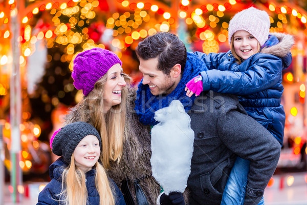 [[stock_photo]]: Famille · manger · coton · bonbons · Noël · marché