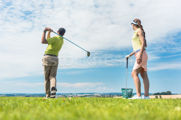 Fiatal nő gyakorol helyes mozgás golf osztály Stock fotó © Kzenon