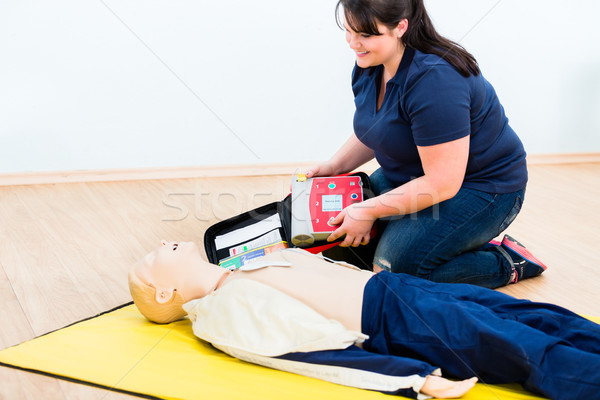 Stock foto: Erste · Auszubildende · Lernen · Wiederbelebung · Defibrillator · erste-Hilfe-