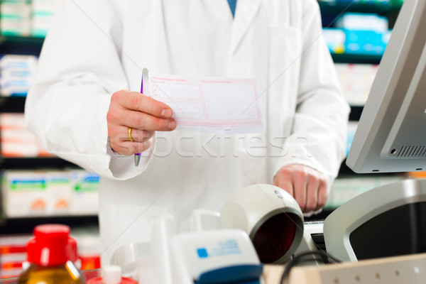 Gyógyszerész recept cédula gyógyszertár áll pénztáros Stock fotó © Kzenon