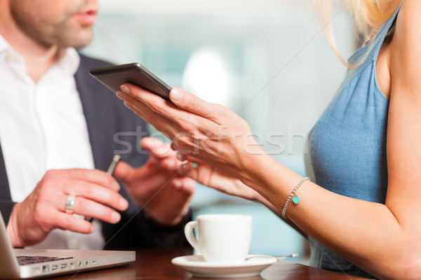 工作的 同事 男子 女子 坐在 咖啡館 商業照片 © Kzenon