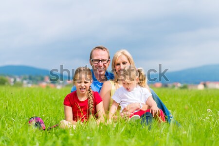 Mutlu aile yürüyüş çayır kızlar yaz aile Stok fotoğraf © Kzenon