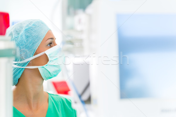 Foto stock: Hospital · médico · cirujano · sala · de · operaciones · jóvenes · femenino