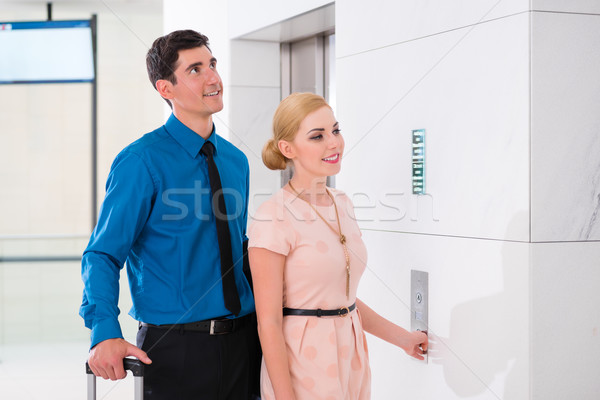Paar wachten hotel lift lift man Stockfoto © Kzenon