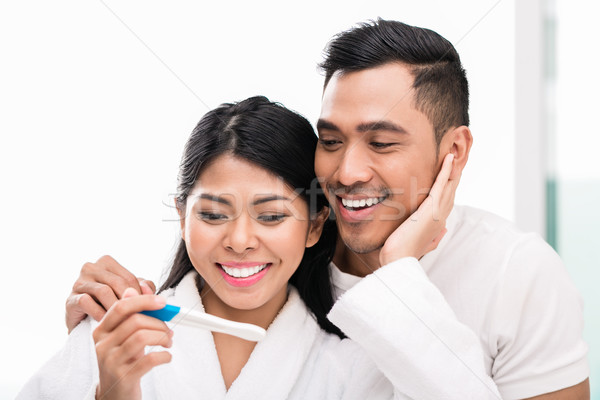 Foto stock: Asiático · casal · teste · de · gravidez · cama · mulher · surpreendente