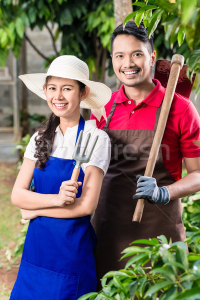 Fiatal ázsiai pár mosolyog dolgozik kert Stock fotó © Kzenon