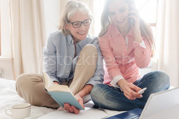 Senior jonge vrouw computer familie boek Stockfoto © Kzenon