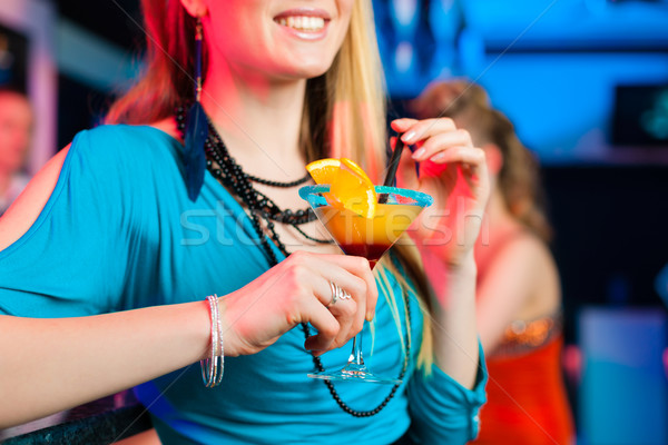 [[stock_photo]]: Personnes · club · bar · potable · cocktails · jeunes · femmes