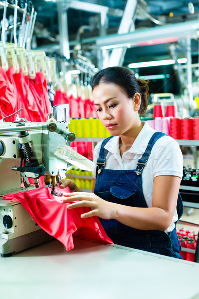 Chinez textil fabrică lucrător cusut industrial Imagine de stoc © Kzenon