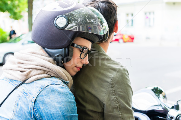 Femeie şedinţei scaun vespa cască Imagine de stoc © Kzenon