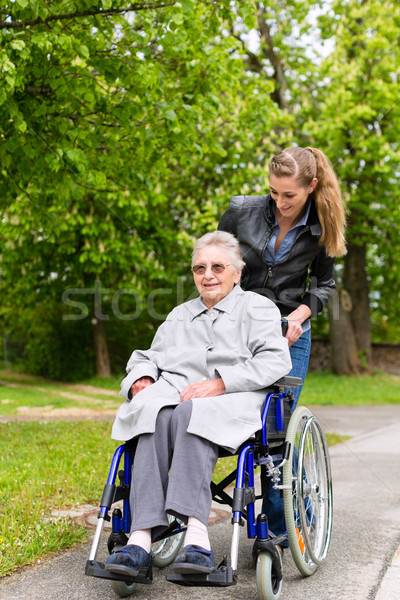 [[stock_photo]]: Jeune · femme · grand-mère · maison · de · retraite · marche · ici · fauteuil · roulant