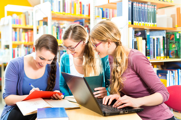 Studenti biblioteca apprendimento gruppo giovani donne laptop Foto d'archivio © Kzenon