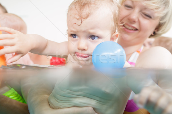 Bebés natación madres ninos Foto stock © Kzenon