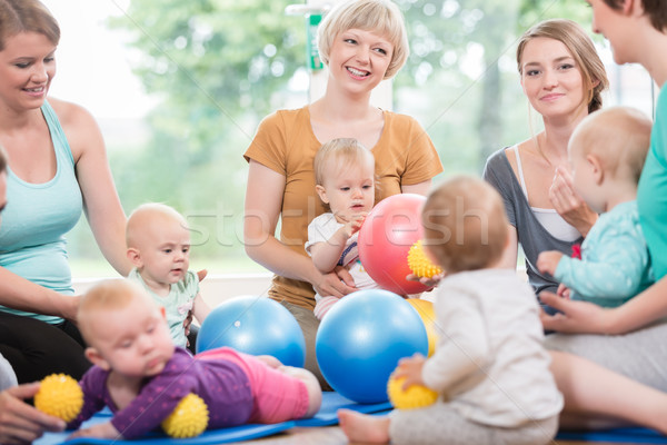 Foto stock: Mulheres · jovens · mãe · criança · grupo · jogar · bebê