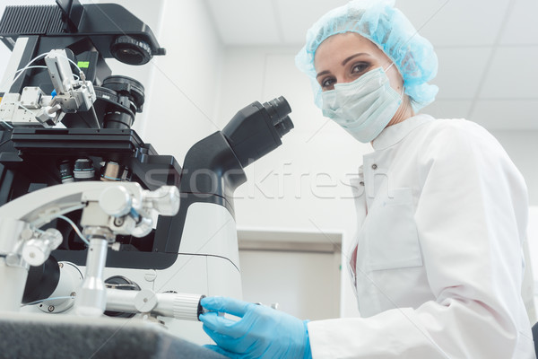 Femeie medic lucru medical laborator muncă Imagine de stoc © Kzenon
