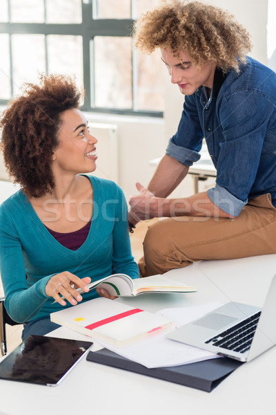 Stockfoto: Twee · vriendelijk · klasgenoten · verschillend · praten · leerboek