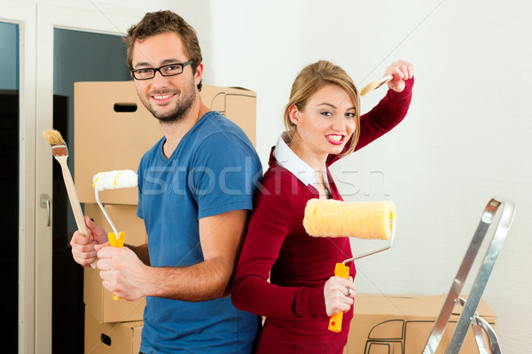 Fiatal pér mozog otthon lakás festmény rendbehoz Stock fotó © Kzenon