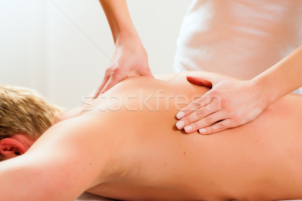 Patiënt fysiotherapie massage vrouw man oefening Stockfoto © Kzenon