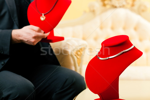 Sklep asystent właściciel sklepu biżuteria Zdjęcia stock © Kzenon