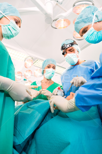 Chirurgii camera de operare caz de urgenţă spital chirurgie echipă Imagine de stoc © Kzenon