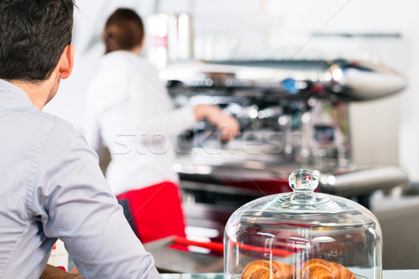 Mężczyzna klienta czeka serwowane kawy śniadanie Zdjęcia stock © Kzenon