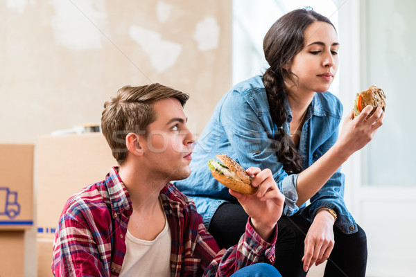 Fiatal pér néz fáradt eszik szendvics törik Stock fotó © Kzenon