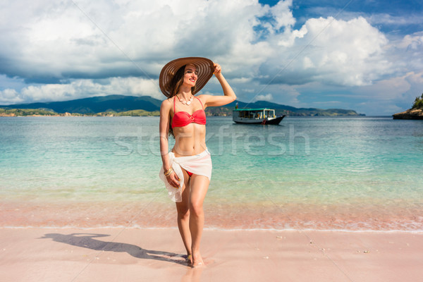 Foto stock: De · moda · sonriendo · posando · vacaciones · de · verano · cuerpo · perfecto