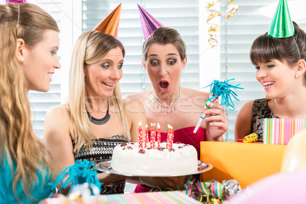 Foto stock: Mujer · fuera · velas · pastel · de · cumpleanos