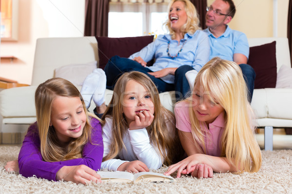 Familie Lesung Buch zusammen home Wohnzimmer Stock foto © Kzenon