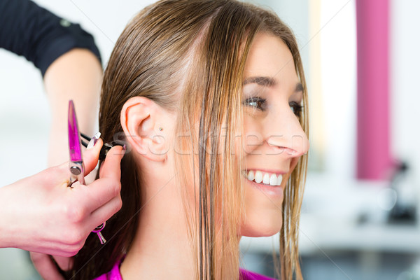 Stock foto: Frau · Haarschnitt · Haar · Stylistin · Friseur · Schneiden