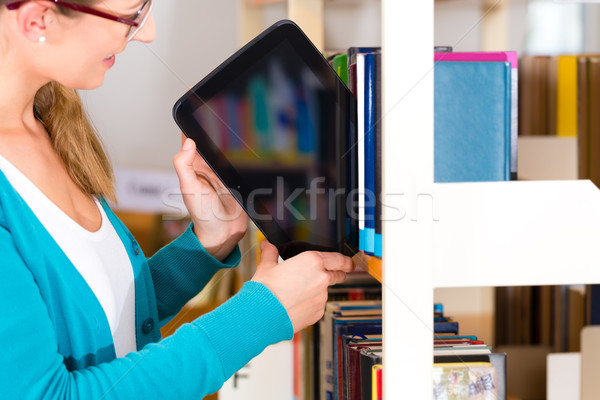 Fiatal lány könyvtár ekönyv táblagép diák fiatal nő Stock fotó © Kzenon