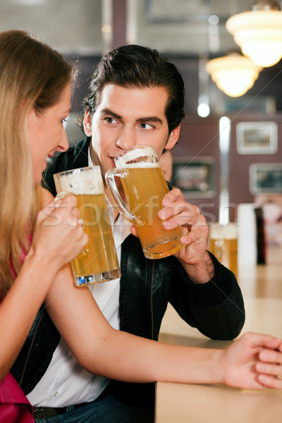 Stock foto: Paar · bar · trinken · Bier · Gruppe · Menschen