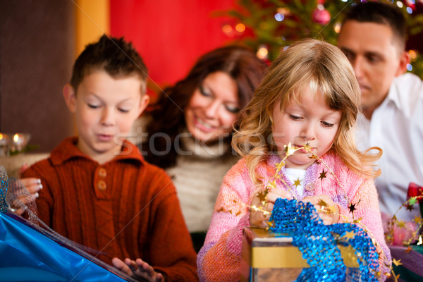 Stok fotoğraf: Noel · aile · hediyeler · noel · mutlu · aile · ebeveyn