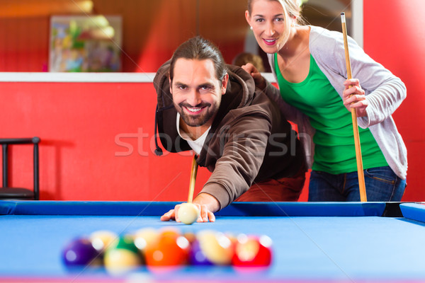 Stock foto: Paar · spielen · Pool · Billard · Spiel · Freunde