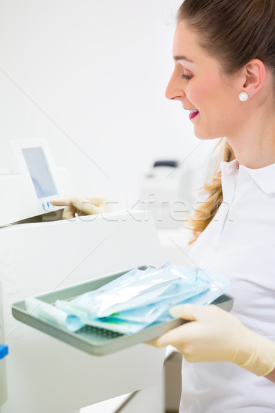 Asistan steril dişçi araçları ofis çalışmak Stok fotoğraf © Kzenon