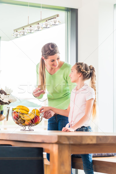 家庭 吃 新鮮 水果 健康生活 母親 商業照片 © Kzenon