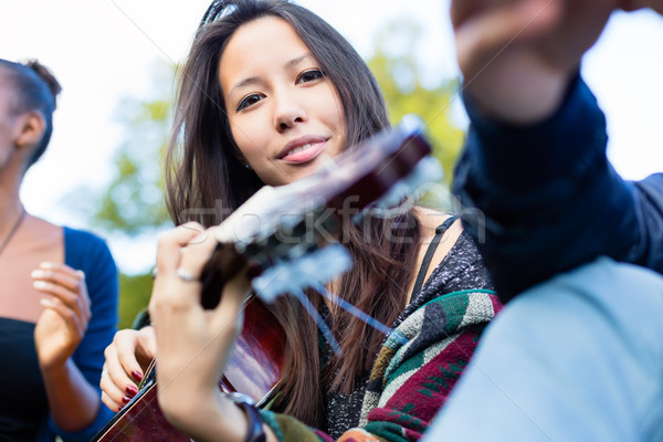Gitáros lány készít zene barátok park Stock fotó © Kzenon