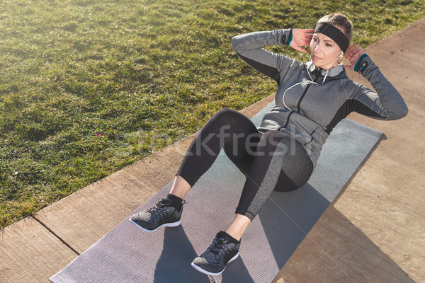 Stockfoto: Jonge · vrouw · abdominaal · spieren · buitenshuis · vastbesloten